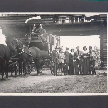 Dyliżans pocztowy w bramie lednickiej. 