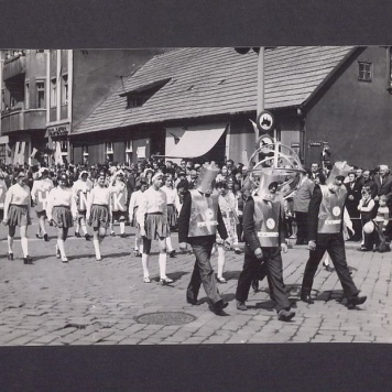 1 Maja 1972 r. w Gnieźnie. Ul. Chrobrego.