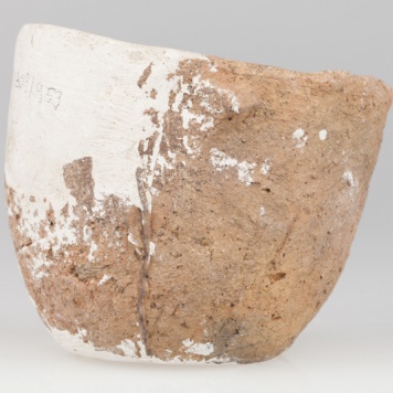 Miniaturowy garnek jajowaty, zaopatrzony w guzek poniżej krawędzi