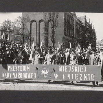 1 Maja 1972 r. w Gnieźnie. Ul. Chrobrego, w pierwszym rzędzie Prezydium Miejskiej Rady Narodowej w Gnieźnie.