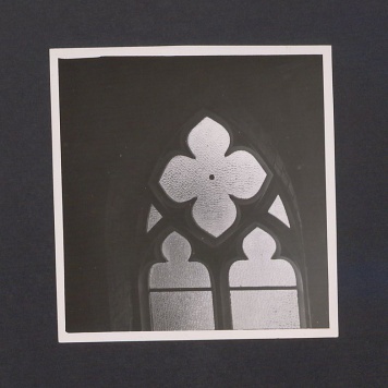 Gotyckie okno z maswerkiem.