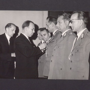 Odznaczenia pracowników Milicji Obywatelskiej z okazji Odrodzenia Polski.