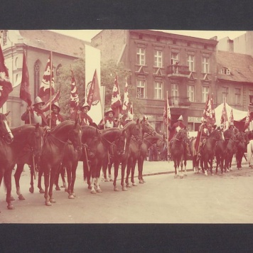 Jarmark Bartłomiejski. Rynek, grupa wojów na koniach.