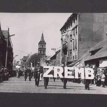 1 Maja 1972 r. w Gnieźnie. Ul. Chrobrego, pracownicy zakładów Zremb.