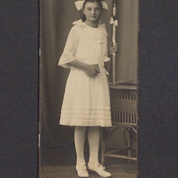 Portret komunijny dziewczynki.