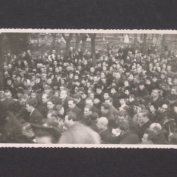 Uczestnicy powtórnego pogrzebu pomordowanych w Rawiczu.