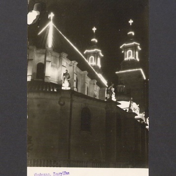 Odświętnie iluminowana nocą katedra.