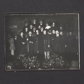 Szklane negatywy Dionizego Scholtza. Teatr uczniowski w Gimnazjum Bolesława Chrobrego – fragment „Warszawianki”.