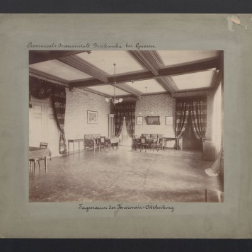 Gniezno – Dziekanka. Sala dziennego pobytu, pomieszczenie przeznaczone dla pensjonariuszy szpitala.