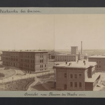 Gniezno – Dziekanka. Widok na teren szpitala sporządzony z wieży kościoła.