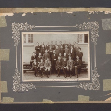 Uczniowie Gimnazjum Męskiego wraz z nauczycielem.