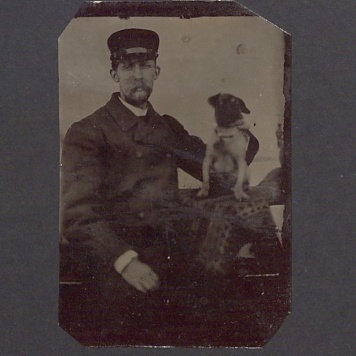 Portret mężczyzny z pieskiem.