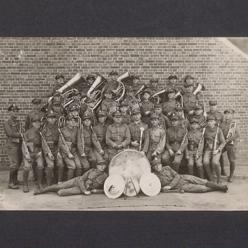 Żołnierze orkiestry 69 Pułku Piechoty na manewrach w Dymaczewie Starym.