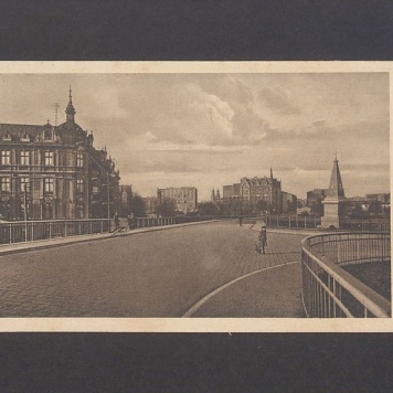 Ul. Wawrzyniecka i ul. Warszawska z pomnikiem Opatrzności Bożej po prawej stronie.