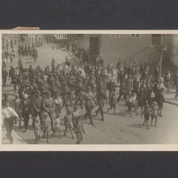 Wymarsz żołnierzy 69 Pułku Piechoty z koszar w kierunku Biedruska.