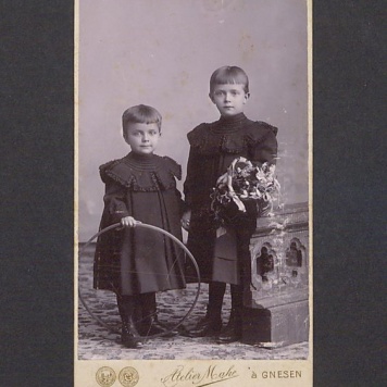 Portret dwóch dziewczynek.