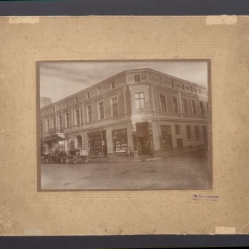 Budynek na narożniku ulic Moniuszki i Warszawskiej.