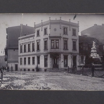 Budynek przy ul. Dąbrówki 16 z fontanną Źródełko Trojga Dzieci.