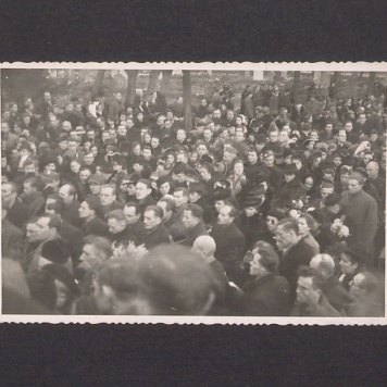 Uczestnicy powtórnego pogrzebu pomordowanych w Rawiczu.