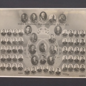 Kurs doskonalenia dla Plutonu Zawodowego Piechoty. Poznań 1937/38. Na tableau 61 sportretowanych: kadra i kursanci.