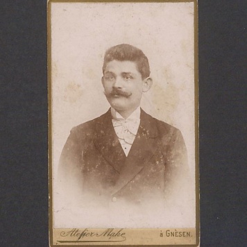 Portret młodego mężczyzny.