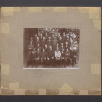 Uczniowie Gimnazjum Męskiego wraz z księdzem.