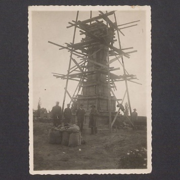 Budowa pomnika poświęconego powstańcom wielkopolskim.