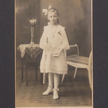 Portret komunijny dziewczynki.