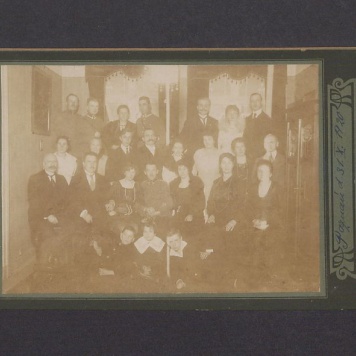 Fotografia zbiorowa. W pierwszym rzędzie od góry, trzeci z prawej strony to Józef Przybyszewski.