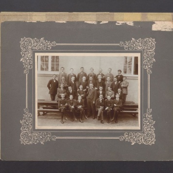 Uczniowie Gimnazjum Męskiego wraz z nauczycielem.