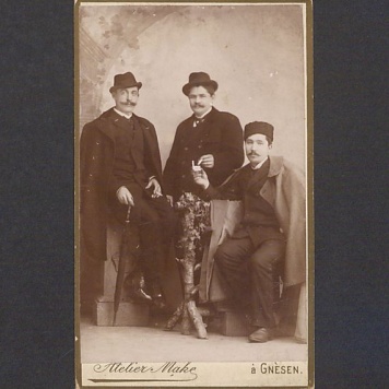 Portret trzech mężczyzn, wśród nich Józef Przybyszewski.