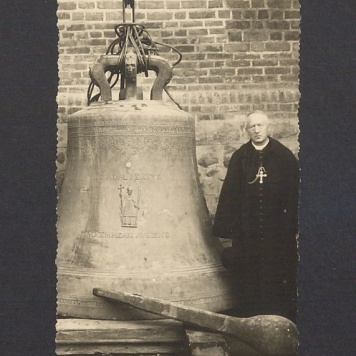 Dzwon "Wojciech" przed katedrą, tuż przed akcją zawieszania w północnej wieży. Obok dzwonu kardynał Antoni Laubitz.