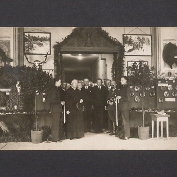 Wystawa produktów rolniczych w Hotelu Europejskim.
Moment otwarcia wystawy tuż po przecięciu wstęgi. 
