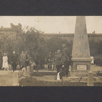 Pomnik Powstańców Wielkopolskich w koszarach przy ul. Sobieskiego.

