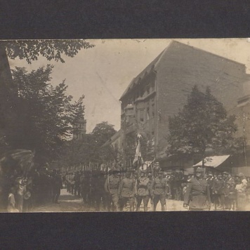 Święto 69 Pułku Piechoty. Ulica Chrobrego w pobliżu ul. Sienkiewicza.