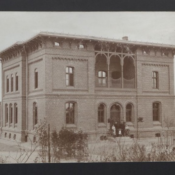 Gniezno – Dziekanka. Dom dyrektora szpitala, przed budynkiem ówczesny dyrektor szpitala wraz z rodziną. 