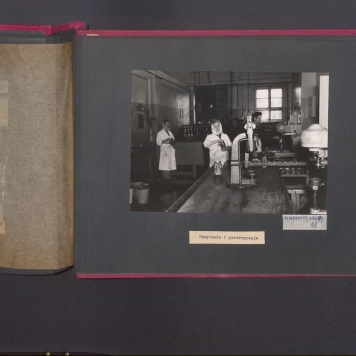 Poszczególne etapy produkcji w Wytwórni Win przy ul. Park Kościuszki 17. Zamykanie i pasteryzacja.