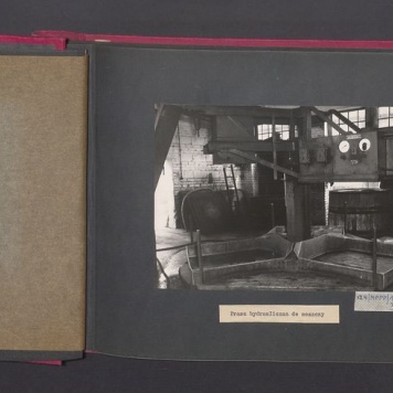 Poszczególne etapy produkcji w Wytwórni Win przy ul. Park Kościuszki 17. Prasa hydrauliczna do moszczy.