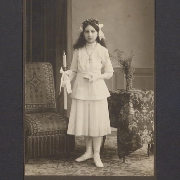 Portret komunijny dziewczynki.