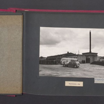 Poszczególne etapy produkcji w Wytwórni Win przy ul. Park Kościuszki 17. Rozlewnia win.