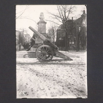 Szklane negatywy Dionizego Scholtza. Pomnik Poległych Bohaterów odsłonięty 1-05-1924 przez prezydenta Polski Stanisława Wojciechowskiego.