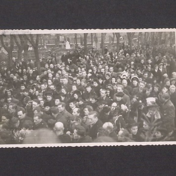 Uczestnicy powtórnego pogrzebu pomordowanych w Rawiczu.