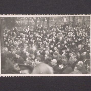 Uczestnicy powtórnego pogrzebu pomordowanych w Rawiczu.