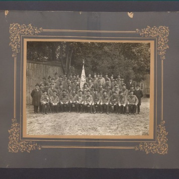 Członkowie Bractwa Kurkowego w Gnieźnie ze sztandarem.