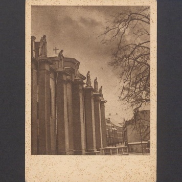 Gniezno - katedra. Skarpy bazyliki uwieńczone rzeźbami świętych i błogosławionych.