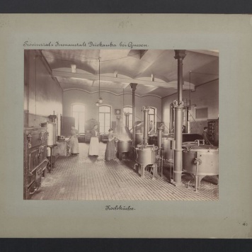 Gniezno – Dziekanka. Kuchnia. Urządzenia niezbędne do przygotowywania posiłków dla pensjonariuszy. 