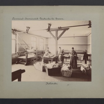 Gniezno – Dziekanka. Maglarnia. Pomieszczenie wyposażone w różne rodzaje magli, stoły i kosze.