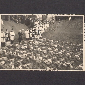 Uczestnicy powtórnego pogrzebu pomordowanych w Rawiczu.