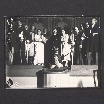 Szklane negatywy Dionizego Scholtza. Teatr uczniowski w Gimnazjum Bolesława Chrobrego – fragment „Warszawianki”.