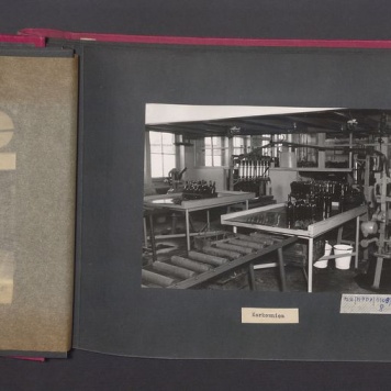 Poszczególne etapy produkcji w Wytwórni Win przy ul. Park Kościuszki 17. Korkownica.